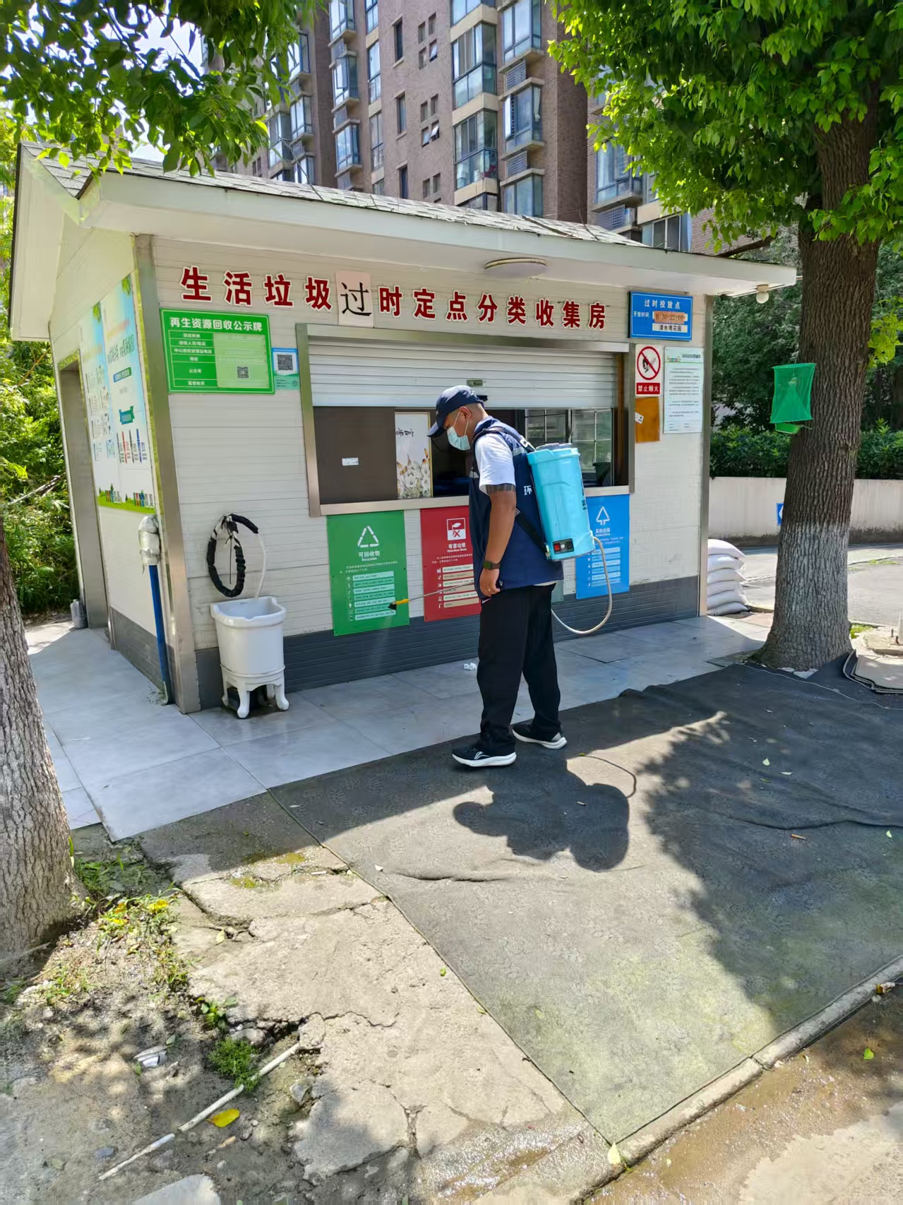 苏州洁思泰环境有限公司开展越湖名邸小区夏季消杀防治行动，守护社区环境卫